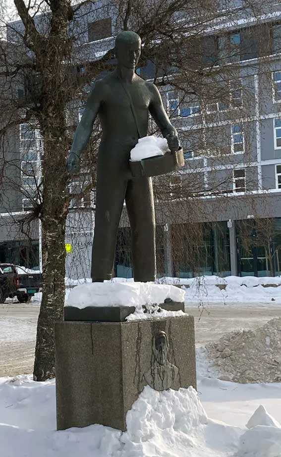 Ole Vig statuen ved Stjørdal Rådhus